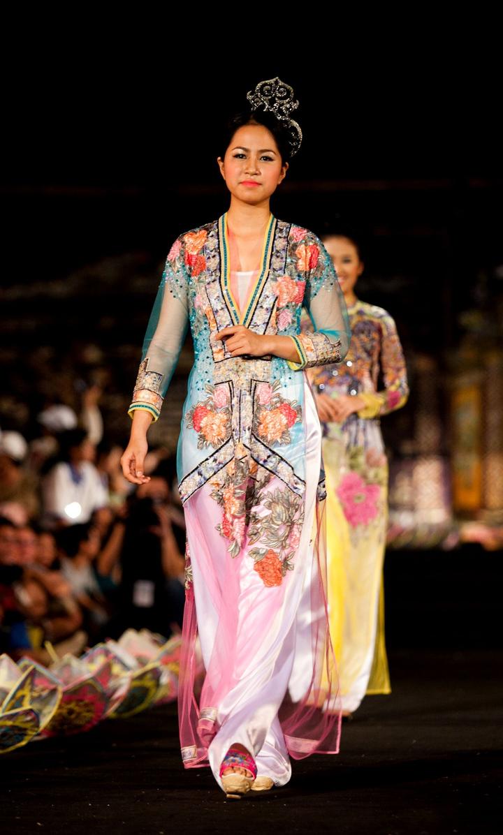 Blouse tay phồng nhẹ: Kiểu tay phồng lại là một trong những kiểu được ưa chuộng